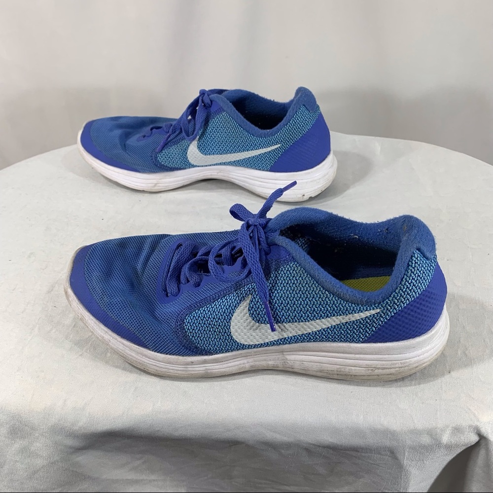 Nike Youth Size 6.5 Revolution 5 Shoes - Picture 4 of 8